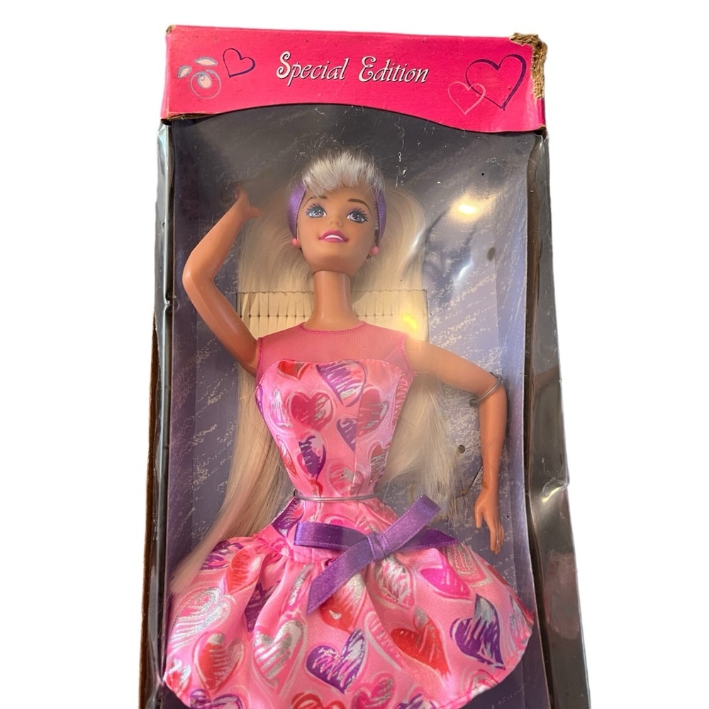 Vintage 1997 Special Edition Valentine Barbie NIB - Picture 2 of 6